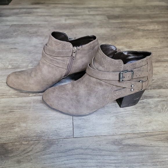 Indigo Rd. Sigrid Booties - Picture 2 of 12